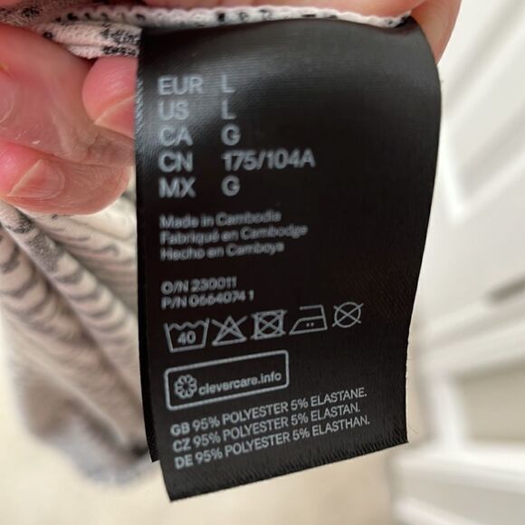 H & M Boat Neck Top (Black & White pattern) Top with 3/4 length sleeves - Picture 5 of 5